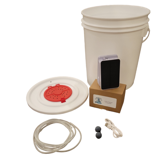Portable 5-gallon bait bucket with solar aerator